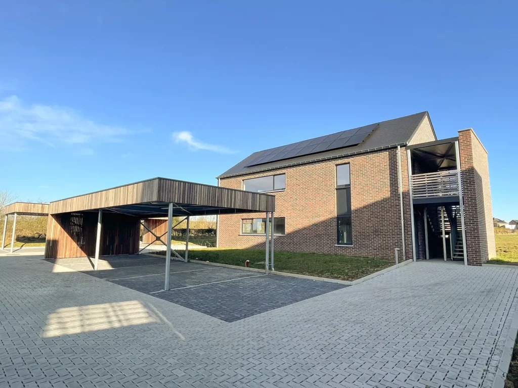 Vue sur un des cinq bâtiments du Clos du Fawetay à Jalhau en fin d'après-midi.