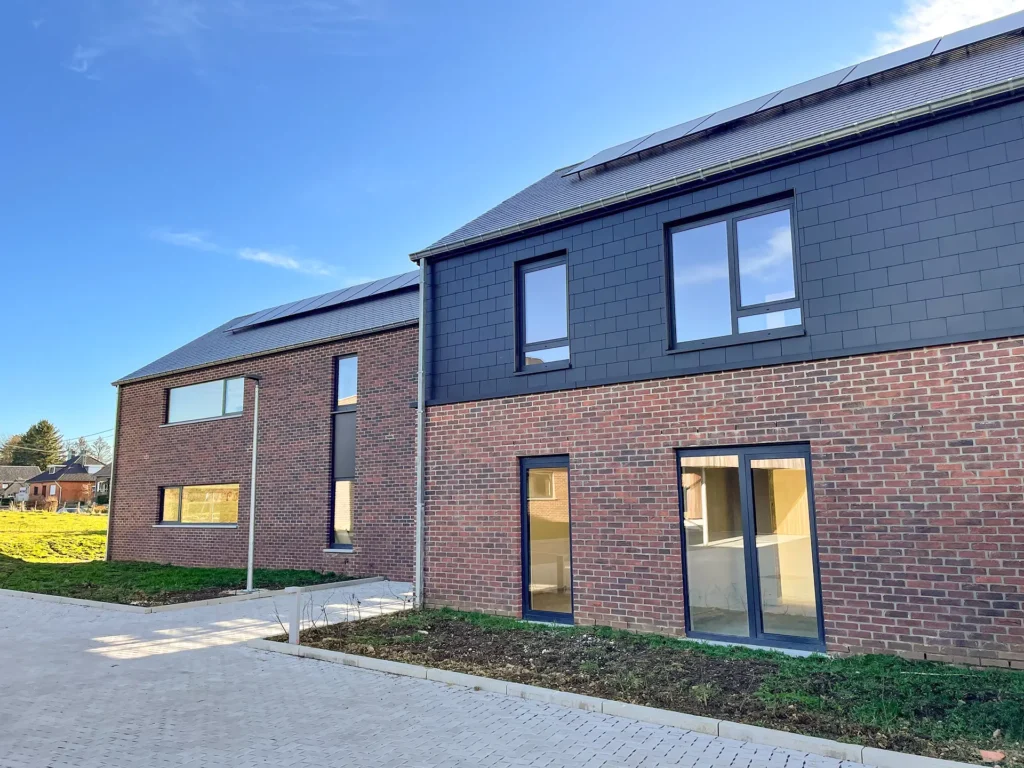 Deux bâtiments en enfilade contenant chacun deux appartements neufs à vendre dans le Clos du Fawetay à Jalhay.