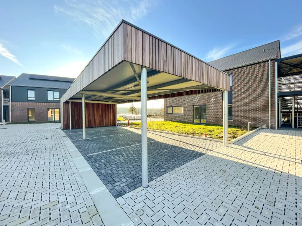 Focus sur un carport en bois élégant qui abritera les voitures des habitants du Clos du Fawetay à Jalhay.