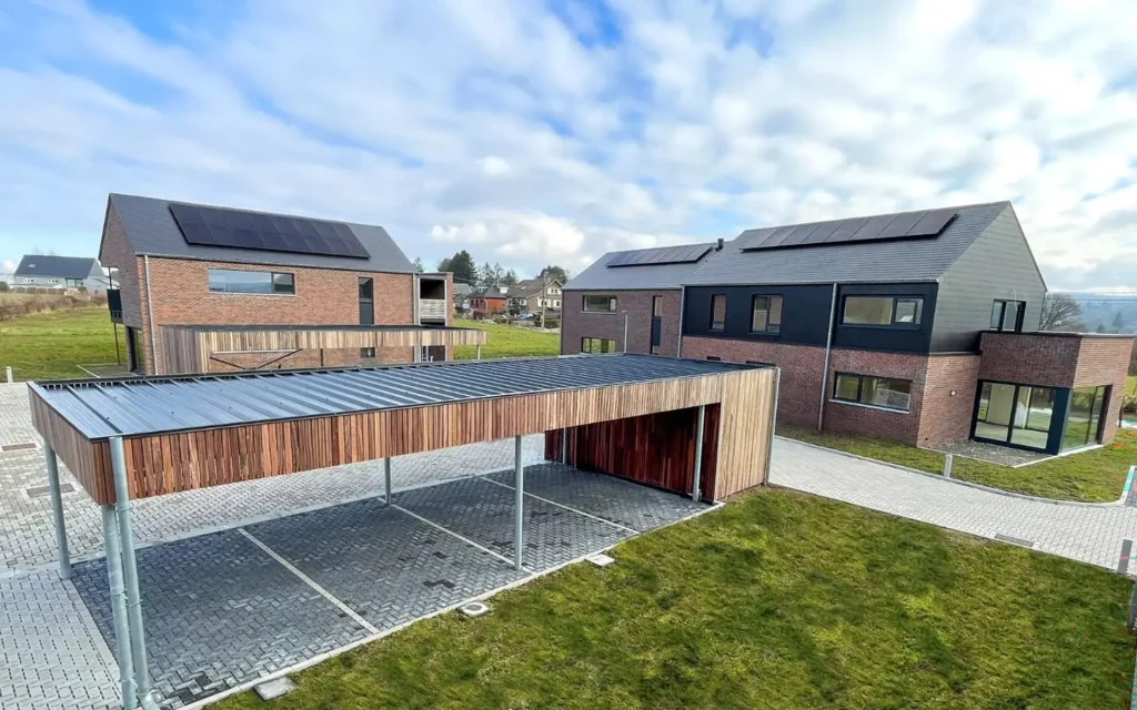 Vue en hauteur sur 3 des 5 bâtiments qui abritent les 10 appartements du Clos du Fawetay ainsi que ses carports en bois.