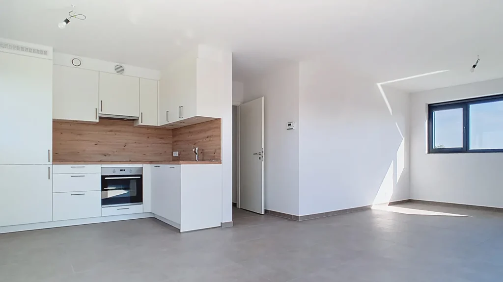 Vue sur la pièce de vie comprenant la cuisine et le salon d'un appartement parachevé du Clos du Fawetay à Jalhay.