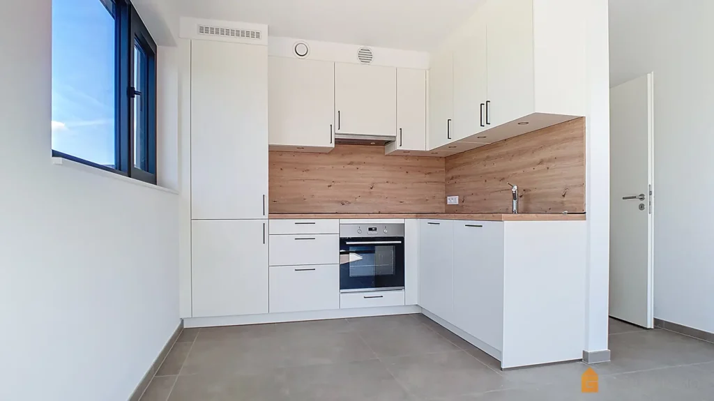Vue sur la cuisine d'un appartement parachevé du Clos du Fawetay à Jalhay.