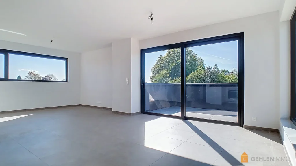 Le soleil pass à travers les baies vitrées de cet appartement neuf du Clos du Fawetay à Jalhay