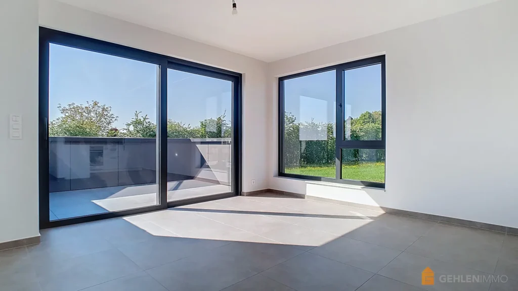 Le soleil pass à travers les baies vitrées de cet appartement neuf du Clos du Fawetay à Jalhay