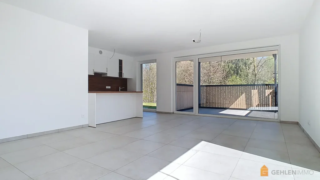 Cuisine blanche d'un appartement à vendre à Robertville