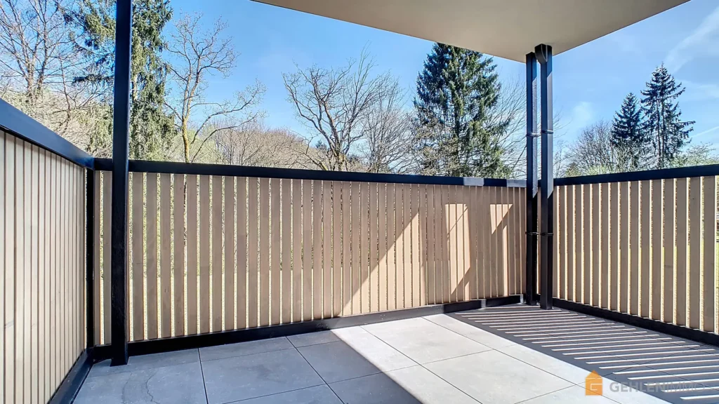 Agréable terrasse d'un appartement à vendre en pleine nature dans la Résidence Les Abords du Lac à Robertville