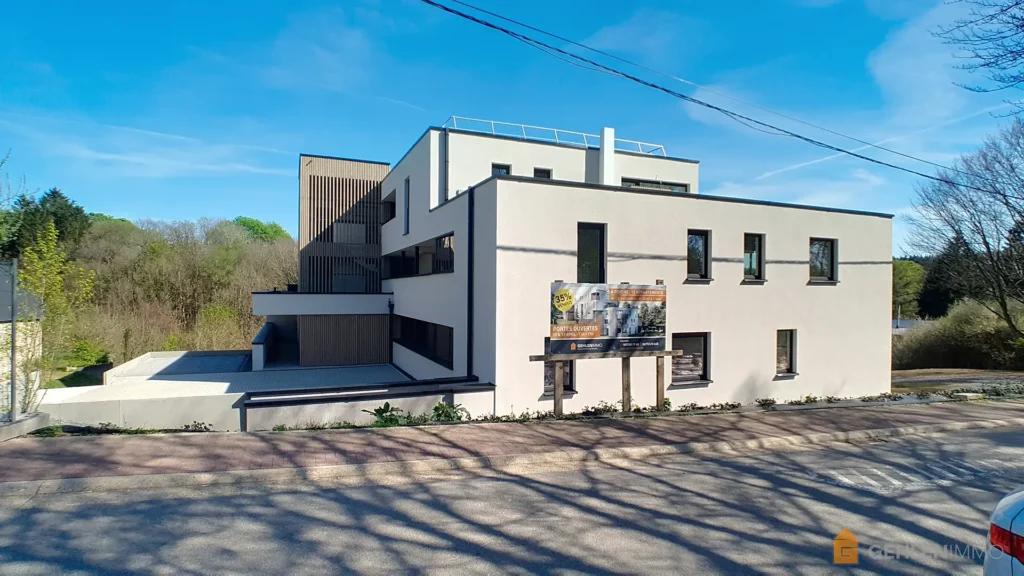 Résidence avec appartements neufs à vendre à Robertville près du lac, vue depuis la Route des Bains.