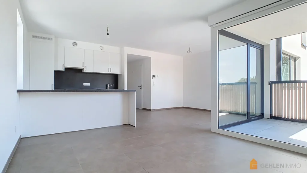 Pièce de vie lumineuse d'un appartement à vendre à Robertville