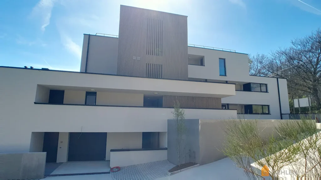 Vue extérieur depuis l'allée de la Résidence à appartements à vendre Les Abords du Lac à Robertville.